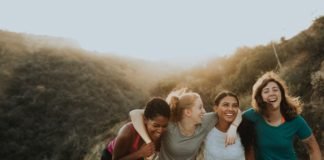 20 Cara Sederhana Agar Hidup Kamu Lebih Bahagia, Yuk Dicoba! ilustrasi gambar orang sedang tertawa bahagia