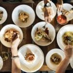 Menu Takjil Buka Puasa yang Sebaiknya dihindari Demi Kesehatan Tubuh Ilustrasi Foto makanan full di atas meja makan