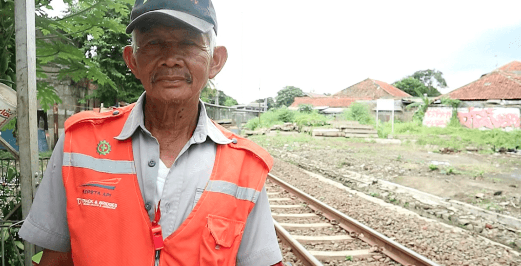 Video: Kakek Usia 65 Tahun Ini Pantas Disebut “Pahlawan Masyarakat” Di Lingkungan Sekitarnya