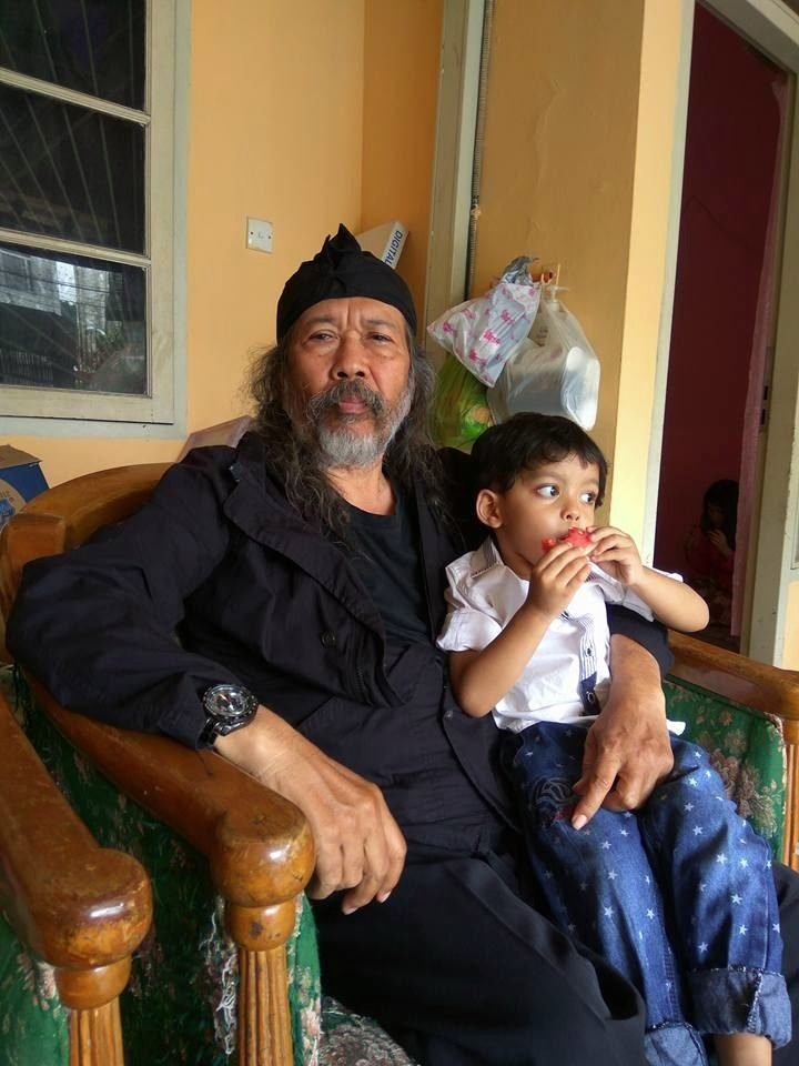 Ibrahim Basalmah sedang santai bersama cucunya