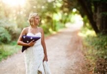 Pedih, Wanita ini Tetap Membuat Foto Pernikahannya Seorang Diri Setelah Kehilangan Tunangannya