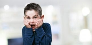 5 Cara Mengatasi Anak Hiperaktif yang Tepat dan Tanpa Emosi Anak sedang berteriak