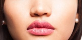 Lipstik Wardah dan Purbasari, Produk Lipstik Nude Mana yang Kamu Pilih? Ilustrasi Gambar Bibir Wanita dengan Lipstik Wardah dan Purbasari. Image: Freepik