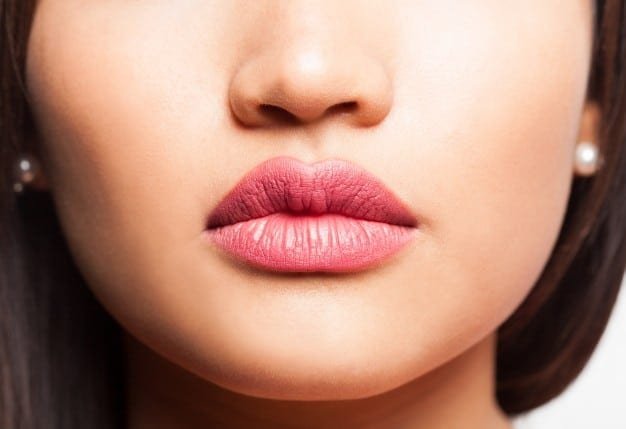 Ilustrasi Gambar Bibir Wanita dengan Lipstik Wardah dan Purbasari. Image: Freepik