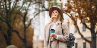 3 Outfit Musim Hujan Untuk Cewek Biar Tetap Gaya, Yuk Cek Girls! Ilustrasi Gambar Outfit Musim Hujan untuk Wanita