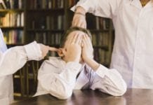 Tips Menghadapi Bullying di Sekolah Bila Anak Mengalaminya Ilustrasi Foto Anak sedang di Bully di sekolah