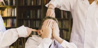 Tips Menghadapi Bullying di Sekolah Bila Anak Mengalaminya Ilustrasi Foto Anak sedang di Bully di sekolah