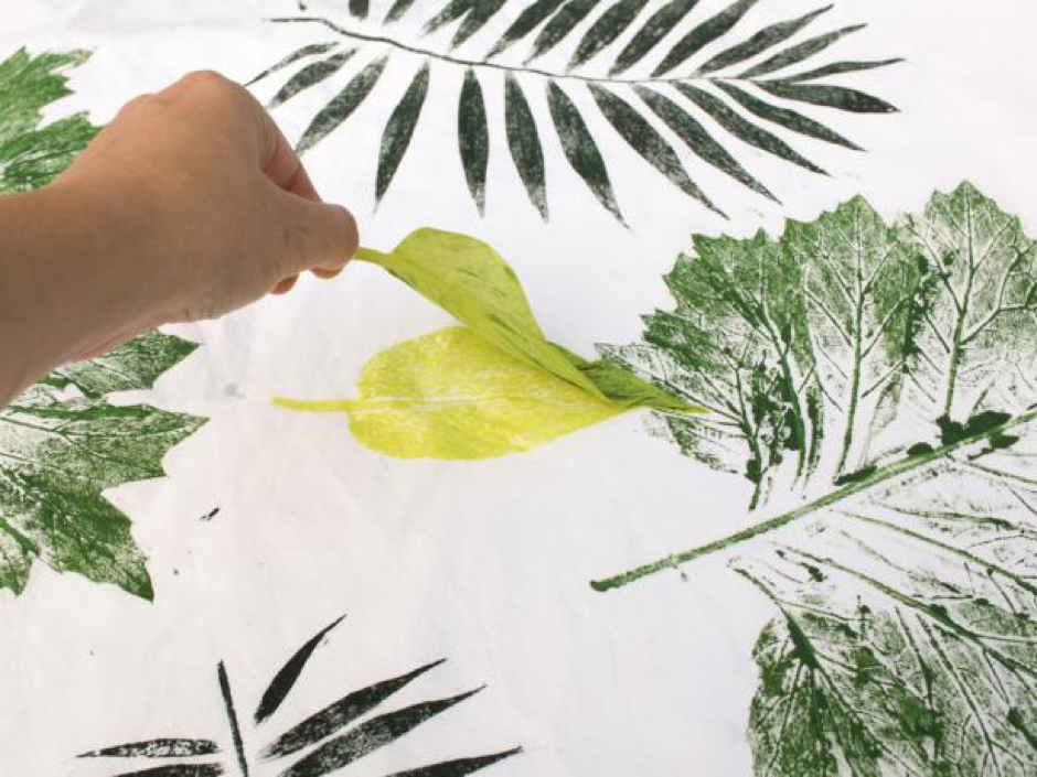 DIY Tirai menggunakan motif daun di atas kertas