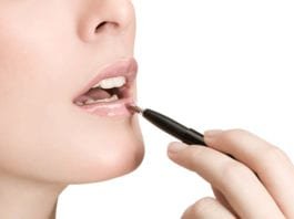 Ilustrasi foto wanita menggunakan lip matte