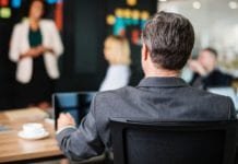 Kisah Inspiratif Pengusaha dan Investor Sukses Ternama yang Bisa Kamu Tiru Ilustrasi gambar seorang pengusaha sukse