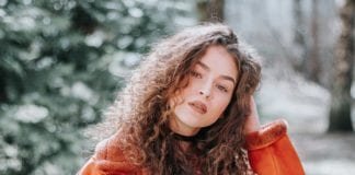 Ladies, Punya Rambut Keriting? Gak Usah Khawatir, Ini Tips Merawatnya! Cara merawat rambut keriting untuk wanita