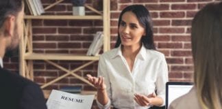 Bingung Cara Lolos Interview Kerja? Simak Tips Sukses Berikut Ini! gambar saat interview kerja