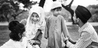 7 Tips Agar Puasa Lancar dan Segar Sepanjang Hari gambar keluarga muslim