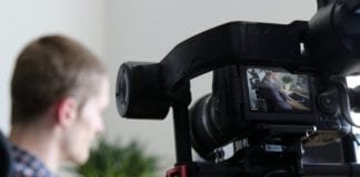 Ide Ngabuburit Seru dan Bermanfaat Sambil Menunggu Buka Puasa Tiba pembuatan film menggunakan kamer