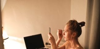 5 Menit! Cara Make Up Cepat dan Natural Tanpa Menguras Waktu cara makeup cepat