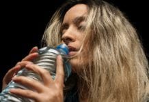 Cara Mengatasi Rasa Haus Ketika Puasa Agar Lancar wanita menahan haus ketika puasa