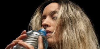 Cara Mengatasi Rasa Haus Ketika Puasa Agar Lancar wanita menahan haus ketika puasa