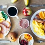 10 Rekomendasi Menu Buka Puasa yang Bisa Kamu Coba Buat Dirumah gambar makanan di atas meja makan
