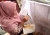 4 Batik Paling Terkenal di Indonesia, Kamu Udah Punya Belum? foto membuat batik