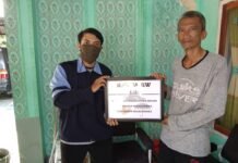 Mahasiswa KKN Membuat Papan Nama untuk Ketua RW dan RT Papan Penanda