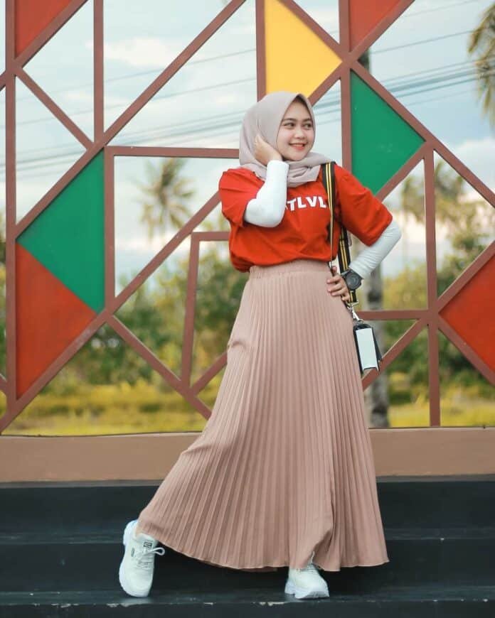 OOTD Hijab Rok Plisket Kekinian Ala Selebgram - Hitputcom