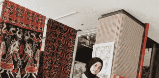 Ide OOTD Hijab dengan Berbagai Jenis Rok, Simple! Rok Jeans dengan Hijab Pashmina dan Jaket Denim