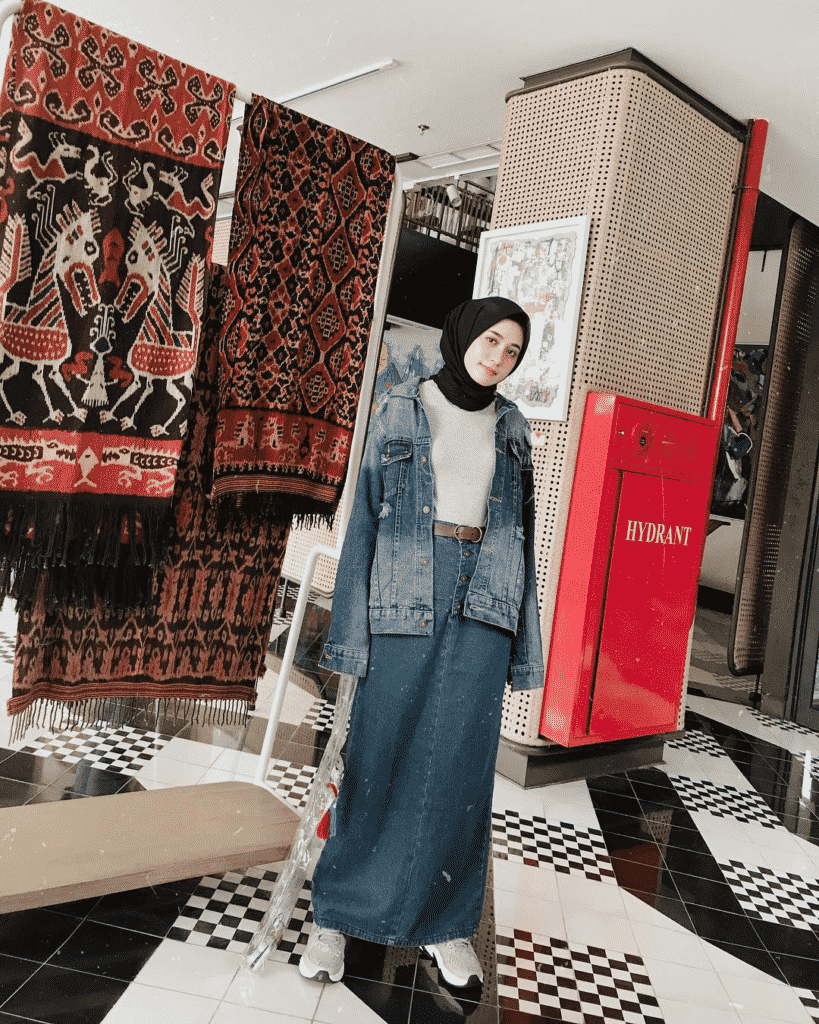 Rok Jeans dengan Hijab Pashmina dan Jaket Denim