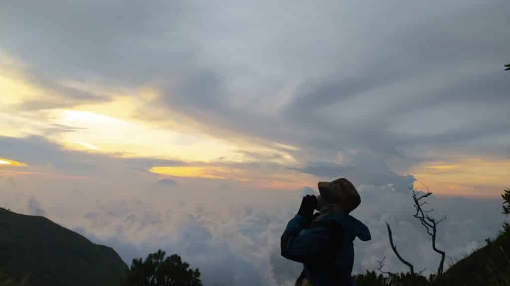 mendaki gunung saat puasa
