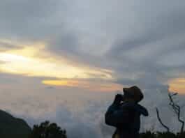 mendaki gunung saat puasa
