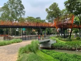 Sungai dan Infinity Link Bridge di Tebet Eco Park