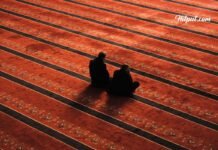 Tips Berdoa di Malam Lailatul Qadar gambar berdoa dalam masjid