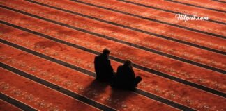 Tips Berdoa di Malam Lailatul Qadar gambar berdoa dalam masjid
