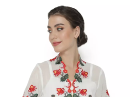 Model Kebaya Modern Simple Tapi Mewah Bermotif Merak