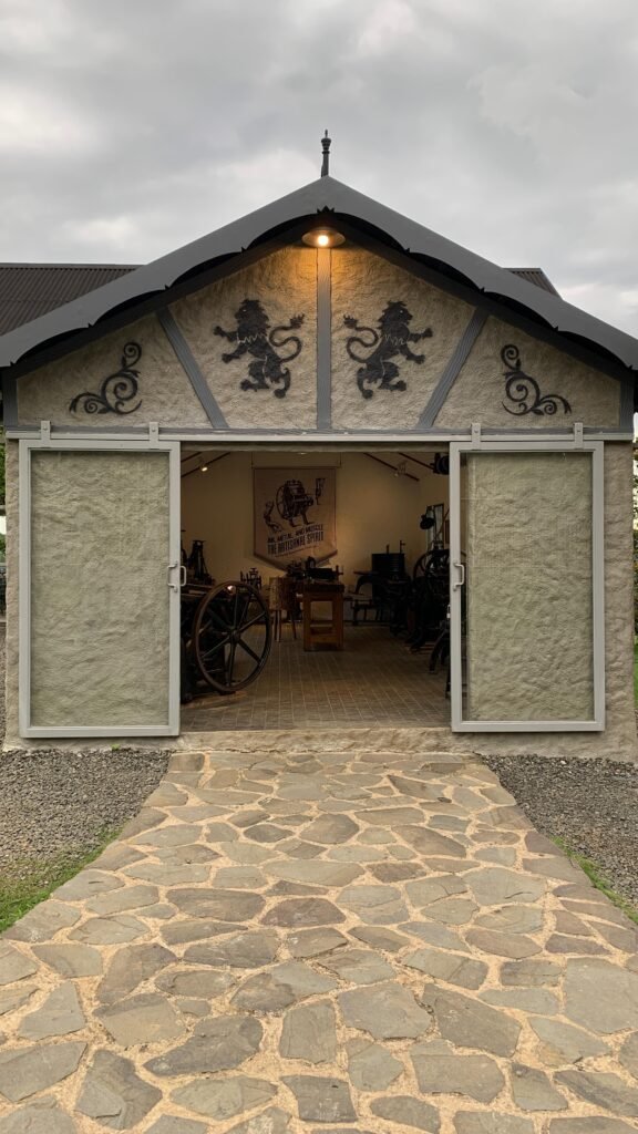 koleksi barang antik di rustic market sentul