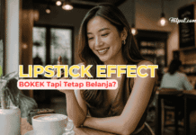 Kenapa Orang Tetap Belanja Saat Ekonomi Sulit? Memahami Fenomena Lipstick Effect Wanita tersenyum memegang lipstik di kafe sambil menikmati kopi, mengilustrasikan fenomena lipstick effect dan perilaku konsumen yang tetap belanja kemewahan kecil saat ekonomi sulit.