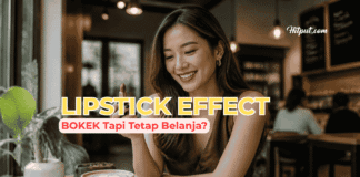 Kenapa Orang Tetap Belanja Saat Ekonomi Sulit? Memahami Fenomena Lipstick Effect Wanita tersenyum memegang lipstik di kafe sambil menikmati kopi, mengilustrasikan fenomena lipstick effect dan perilaku konsumen yang tetap belanja kemewahan kecil saat ekonomi sulit.